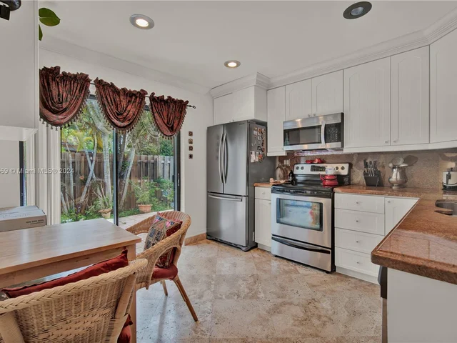 7028 SW 127th Ct, Miami FL 33183