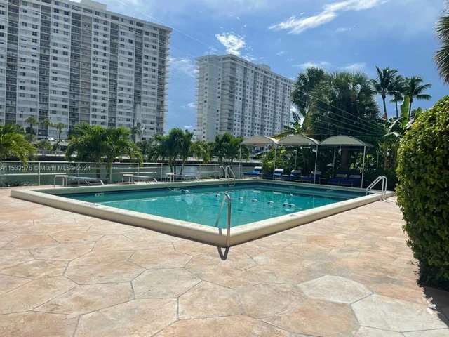 220 Kings Point Dr # 105, Sunny Isles Beach FL 33160