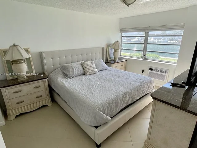 220 Kings Point Dr # 105, Sunny Isles Beach FL 33160