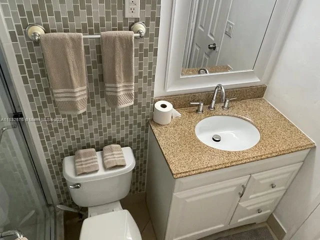 220 Kings Point Dr # 105, Sunny Isles Beach FL 33160