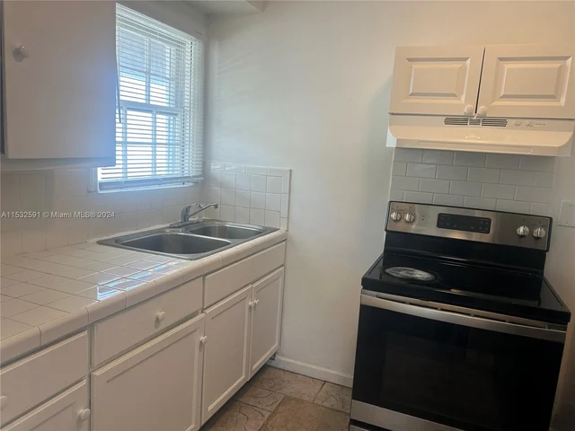 430 76th St # 4, Miami Beach FL 33141