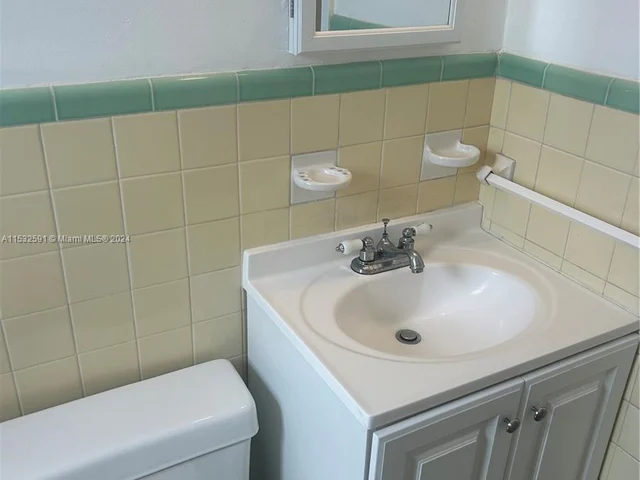 430 76th St # 4, Miami Beach FL 33141