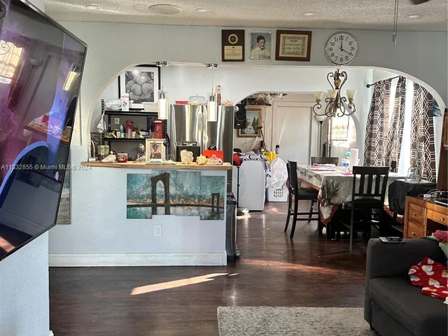 6432 Perry St, Hollywood FL 33024