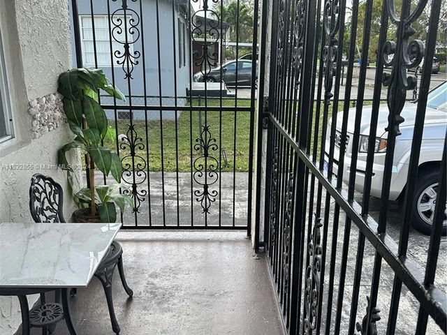 6432 Perry St, Hollywood FL 33024