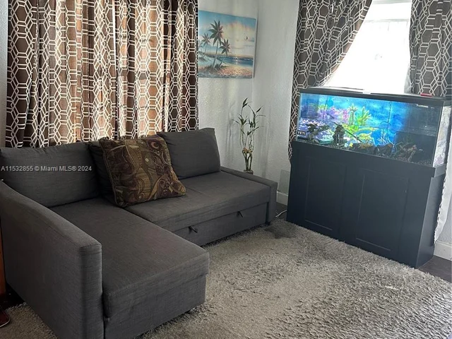 6432 Perry St, Hollywood FL 33024