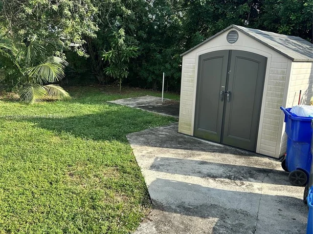 6432 Perry St, Hollywood FL 33024