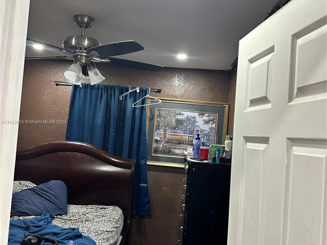 6432 Perry St, Hollywood FL 33024