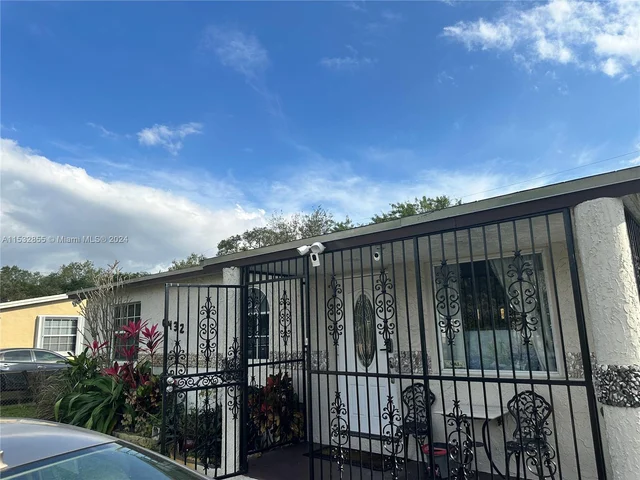 6432 Perry St, Hollywood FL 33024