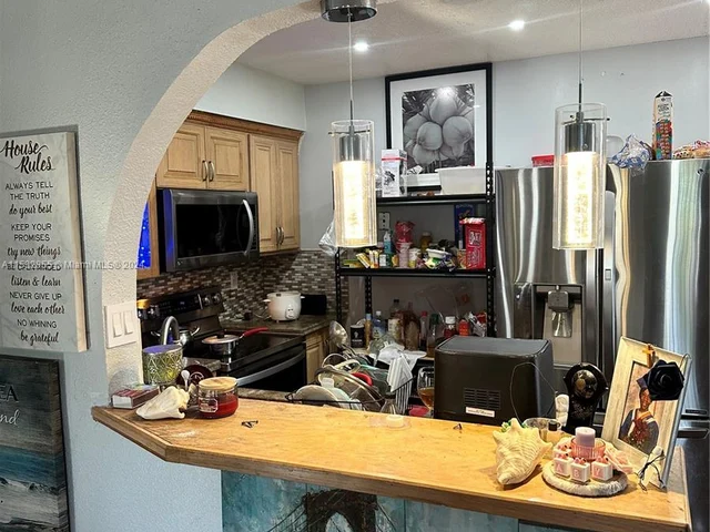 6432 Perry St, Hollywood FL 33024