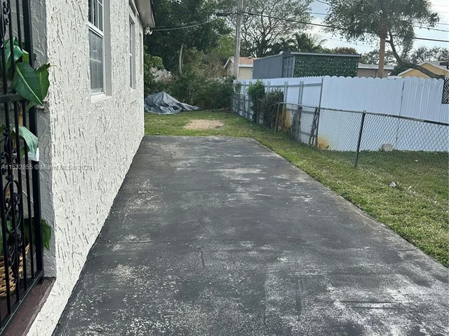 6432 Perry St, Hollywood FL 33024