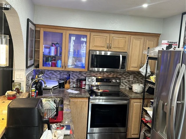 6432 Perry St, Hollywood FL 33024