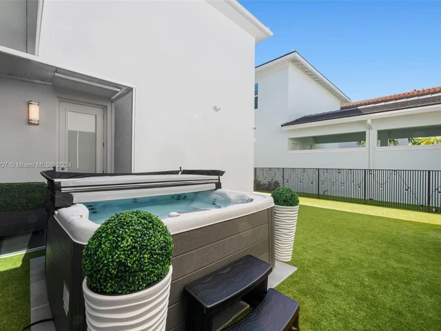 5022 Grandiflora Rd, Palm Beach Gardens FL 33418