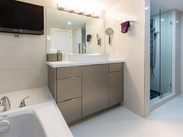 1717 N Bayshore Dr # 2536, Miami FL 33132