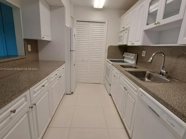 140 Lakeview Dr # 310, Weston FL 33326