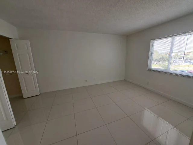 140 Lakeview Dr # 310, Weston FL 33326