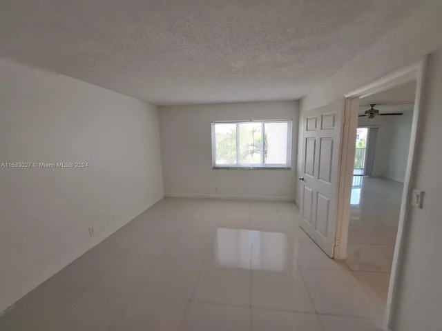 140 Lakeview Dr # 310, Weston FL 33326