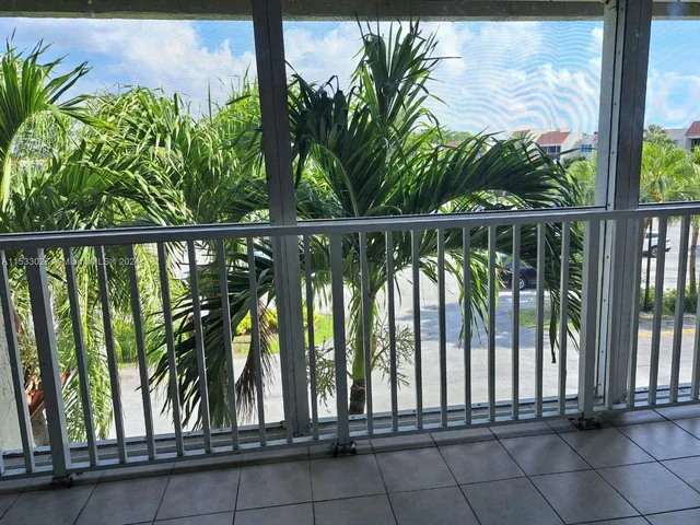 140 Lakeview Dr # 310, Weston FL 33326