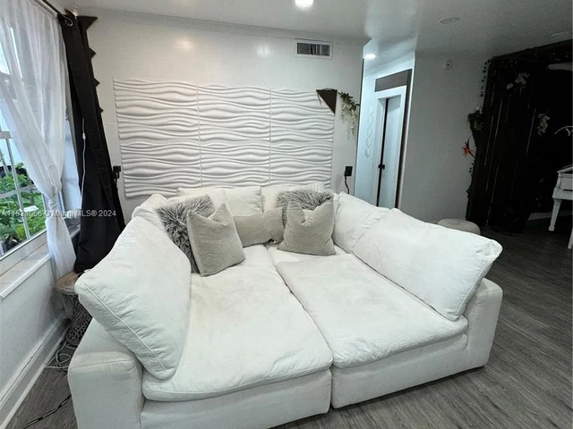 18600 NE 7th Ct # 1, North Miami Beach FL 33179