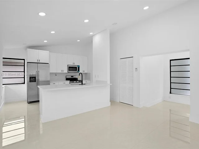 200 SE 7th St, Dania Beach FL 33004