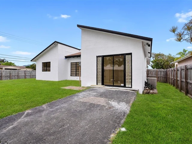 200 SE 7th St, Dania Beach FL 33004