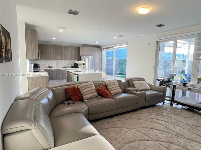 6750 NW 103rd Ave, Doral FL 33178