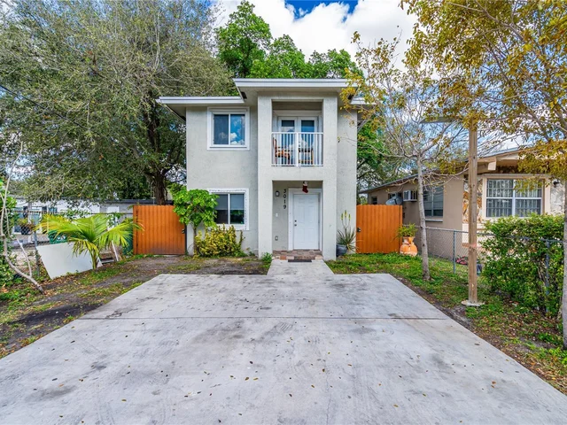 3019 NW 45th St, Miami FL 33142