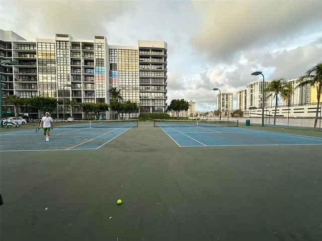 1000 Parkview Dr # 531, Hallandale Beach FL 33009