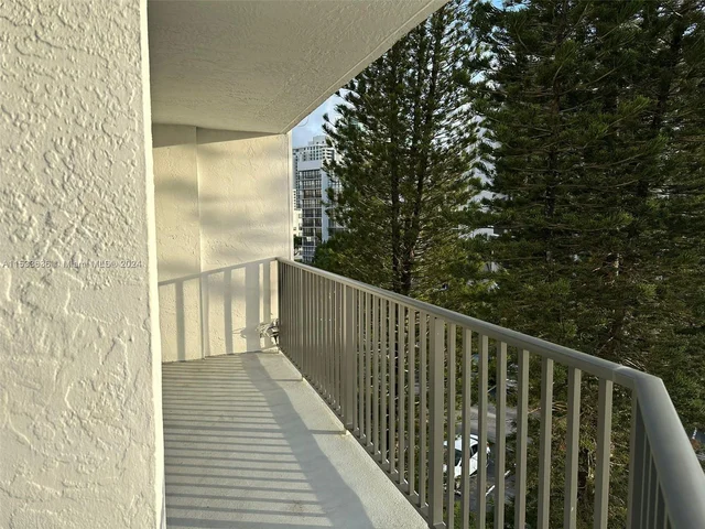 1000 Parkview Dr # 531, Hallandale Beach FL 33009