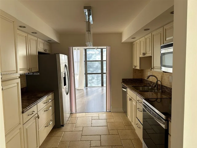 1000 Parkview Dr # 531, Hallandale Beach FL 33009