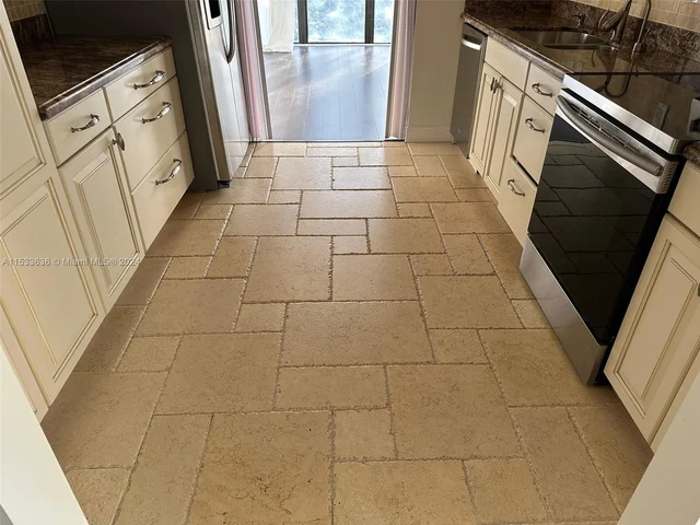 1000 Parkview Dr # 531, Hallandale Beach FL 33009