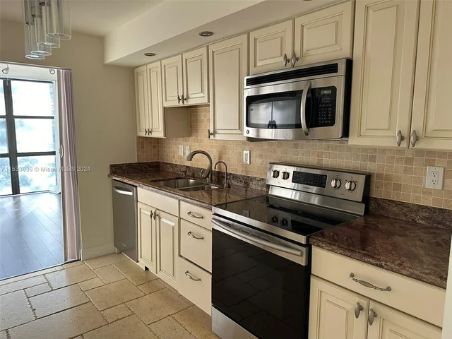 1000 Parkview Dr # 531, Hallandale Beach FL 33009