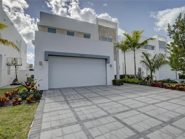 10362 NW 67th Ter, Doral FL 33178