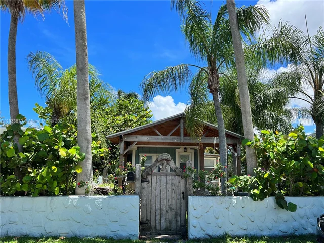 2220 Roosevelt St, Hollywood FL 33020