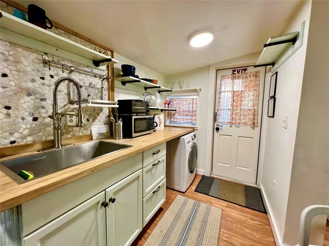 2220 Roosevelt St, Hollywood FL 33020