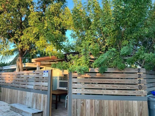 2220 Roosevelt St, Hollywood FL 33020