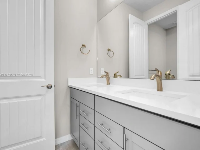 5103 Eucalyptus Dr, Hollywood FL 33021