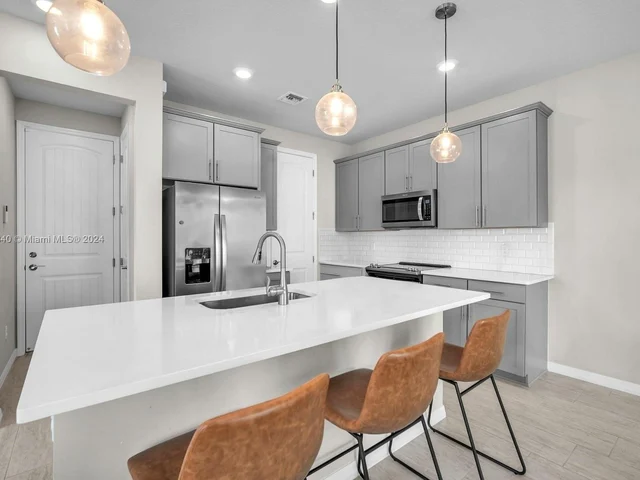 5103 Eucalyptus Dr, Hollywood FL 33021