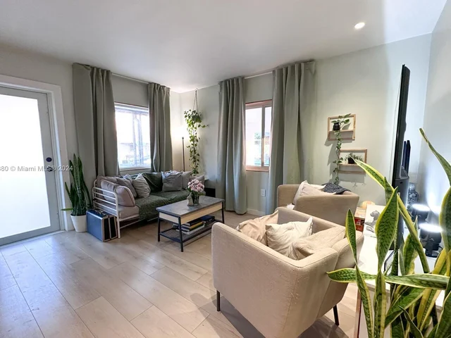 540 SW 8th Ct, Miami FL 33130