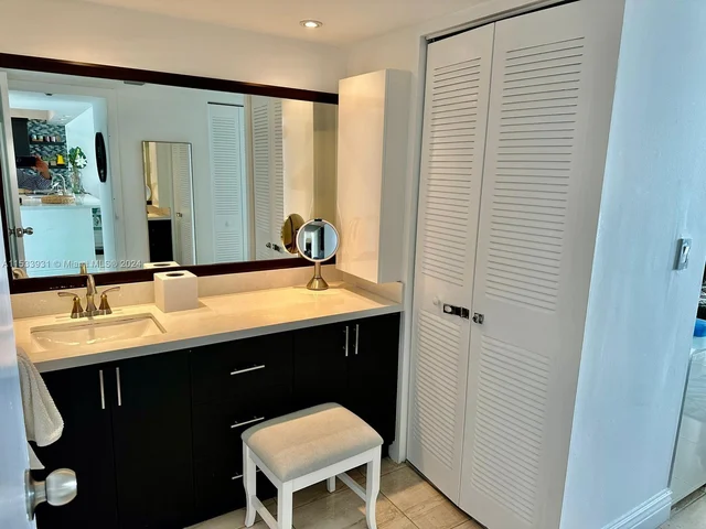 100 Bayview Dr # 1610, Sunny Isles Beach FL 33160