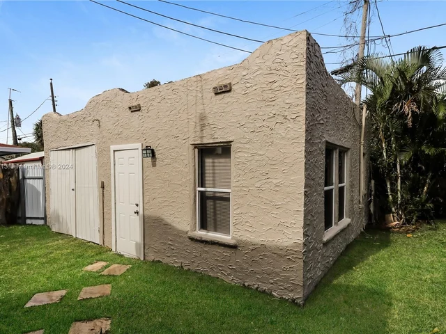 523 Plymouth Rd, West Palm Beach FL 33405