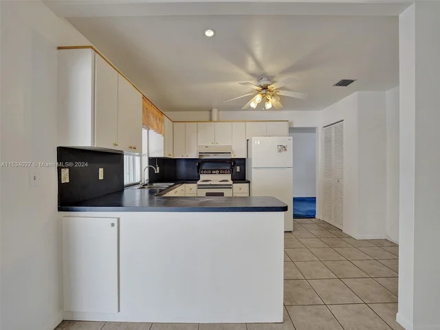 307 SE 4th St, Dania Beach FL 33004