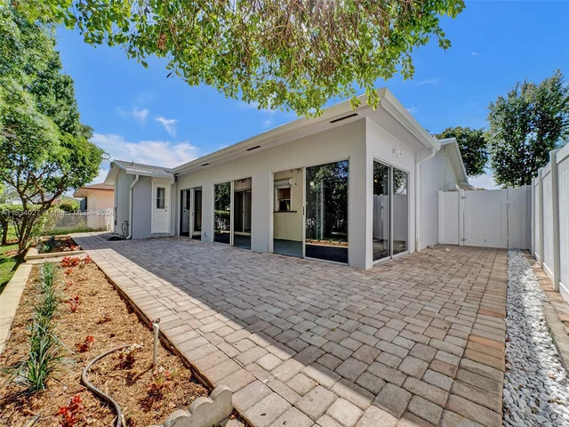 307 SE 4th St, Dania Beach FL 33004