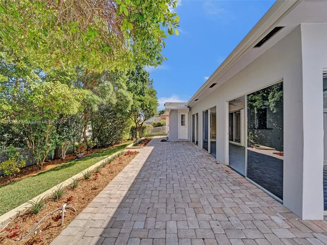 307 SE 4th St, Dania Beach FL 33004