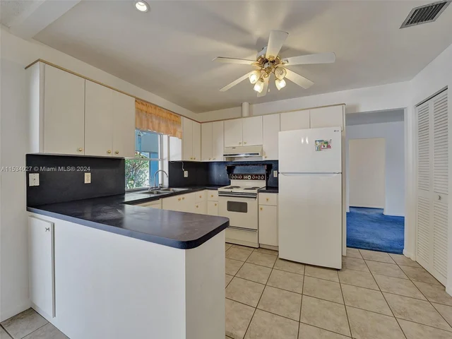 307 SE 4th St, Dania Beach FL 33004