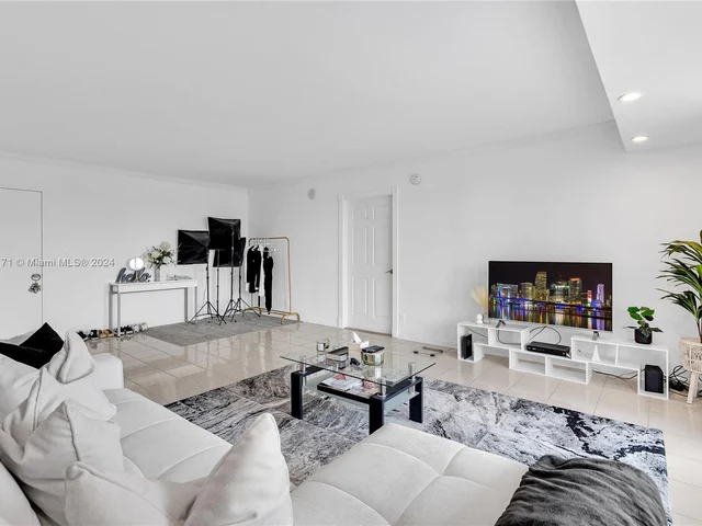 2715 N Ocean Blvd # 2E, Fort Lauderdale FL 33308