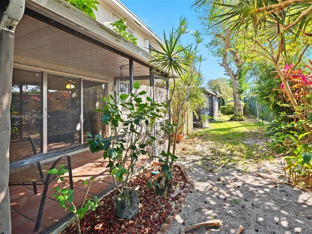 1906 Discovery Cir E, Deerfield Beach FL 33442