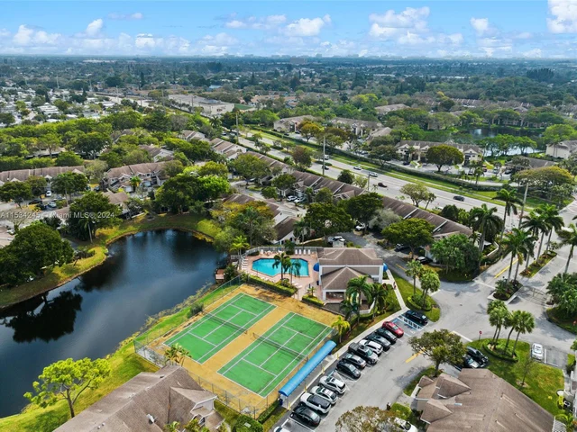 1906 Discovery Cir E, Deerfield Beach FL 33442