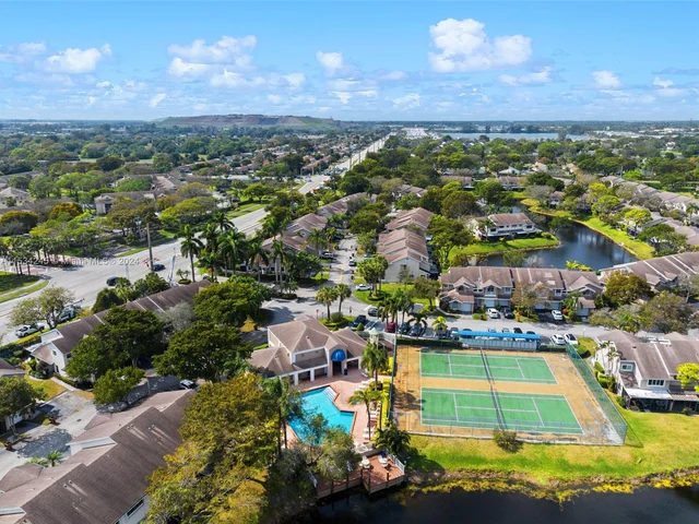 1906 Discovery Cir E, Deerfield Beach FL 33442