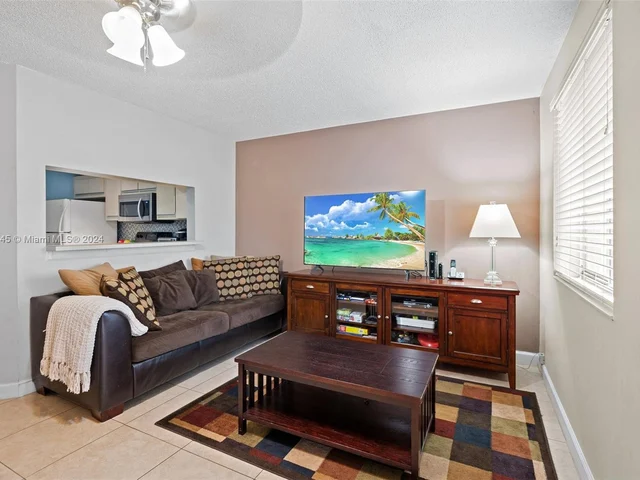 1906 Discovery Cir E, Deerfield Beach FL 33442