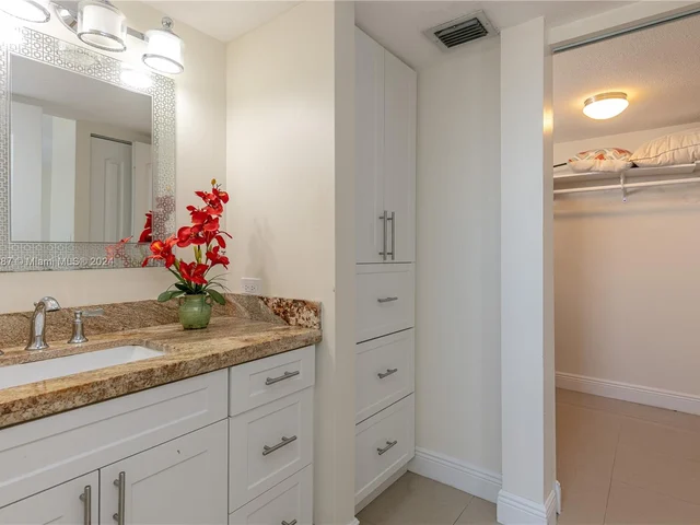 7705 Abbott Ave # 408, Miami Beach FL 33141